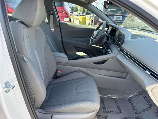 2025 Hyundai Elantra SE photo 16