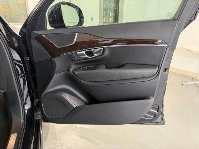 2016 Volvo XC90 T6 Momentum photo 31