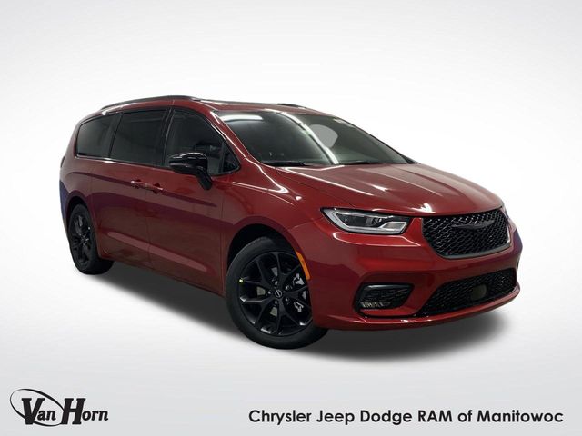 2026 Chrysler Pacifica Limited's photo