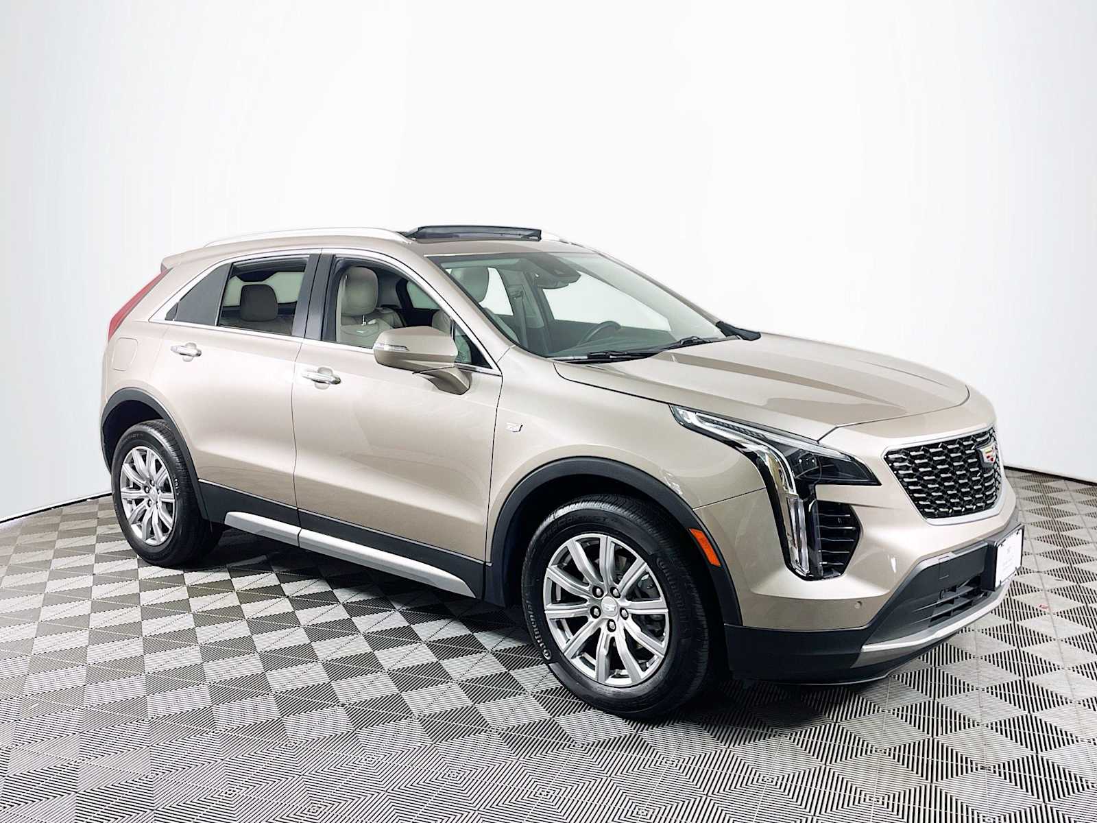 2023 Cadillac XT4 Premium Luxury photo 3
