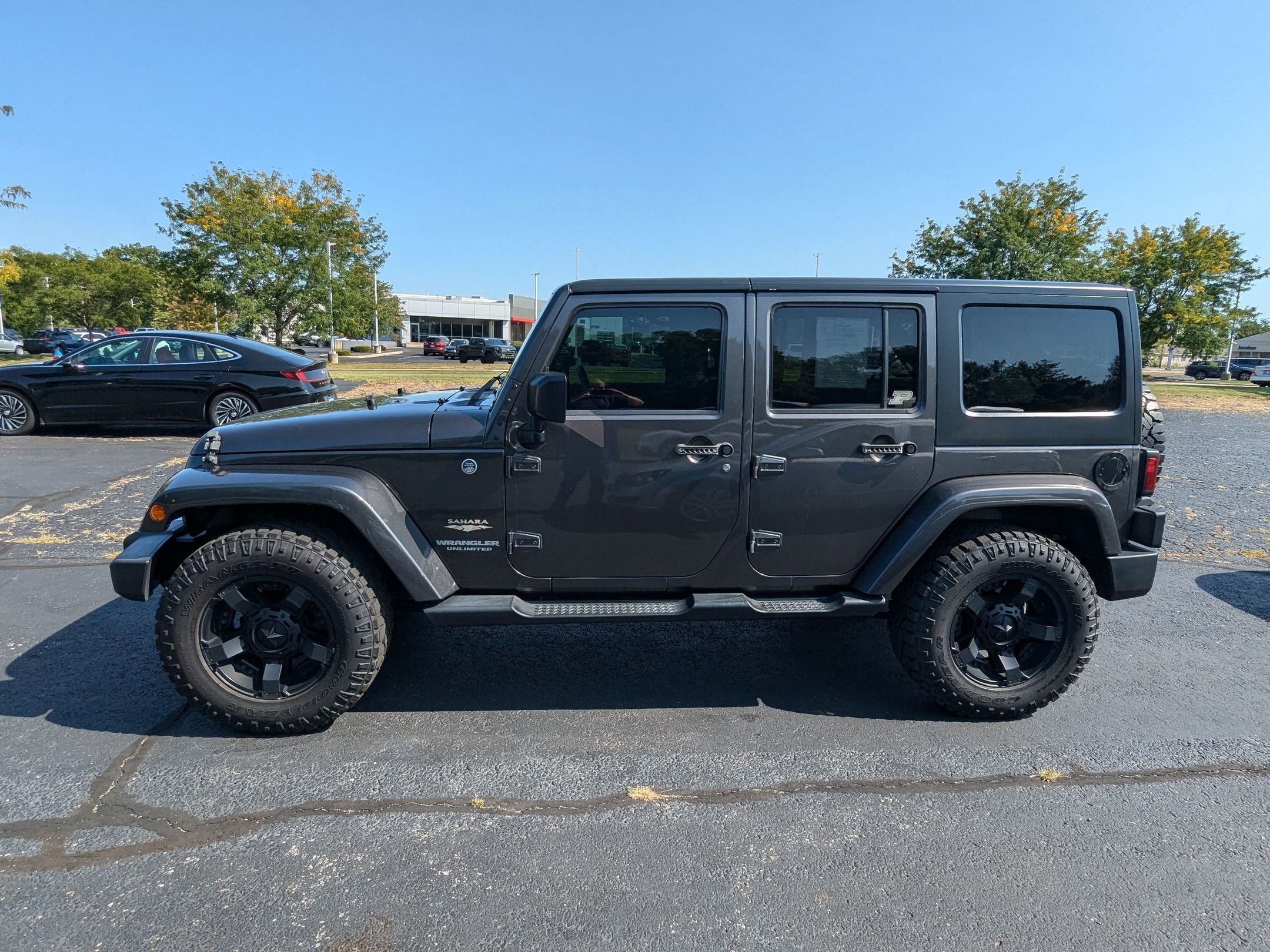 2014 Jeep Wrangler Unlimited Sahara photo 2
