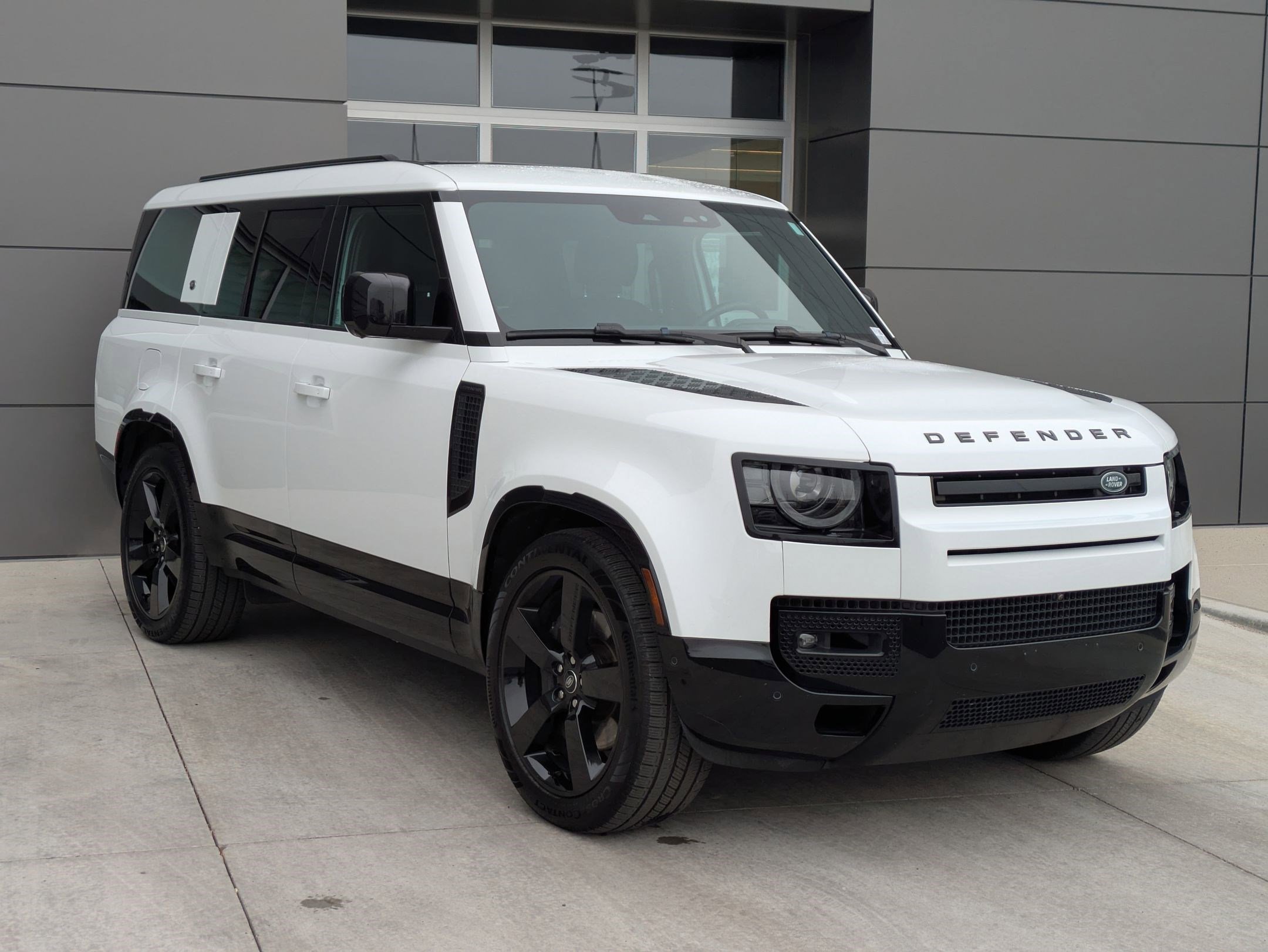 2024 Land Rover Defender 130 X-Dynamic SE photo 3