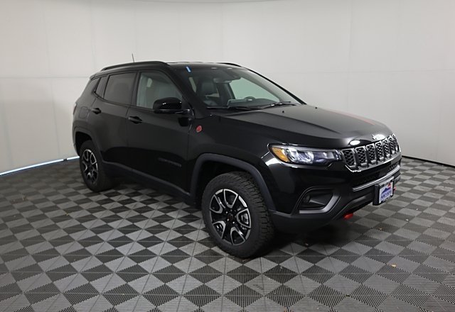 2025 Jeep Compass Trailhawk photo 2