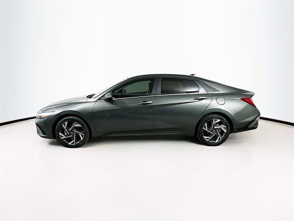 2025 Hyundai Elantra Limited photo 3