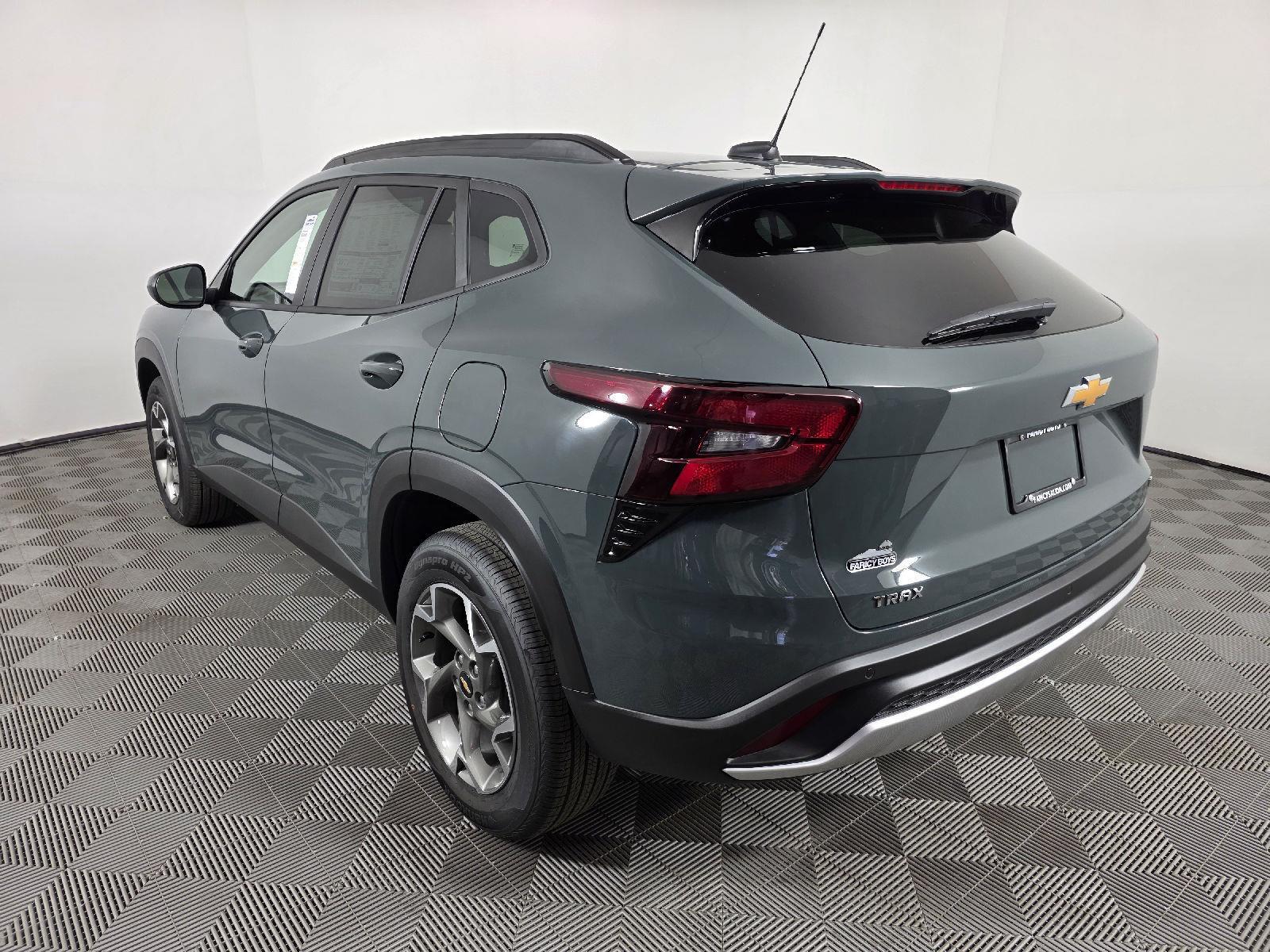 2025 Chevrolet Trax LT photo 3