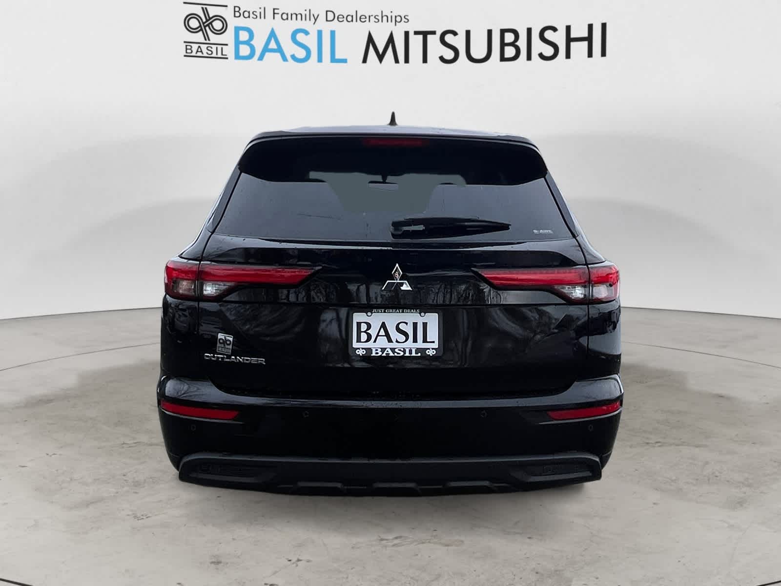 2024 Mitsubishi Outlander ES photo 3