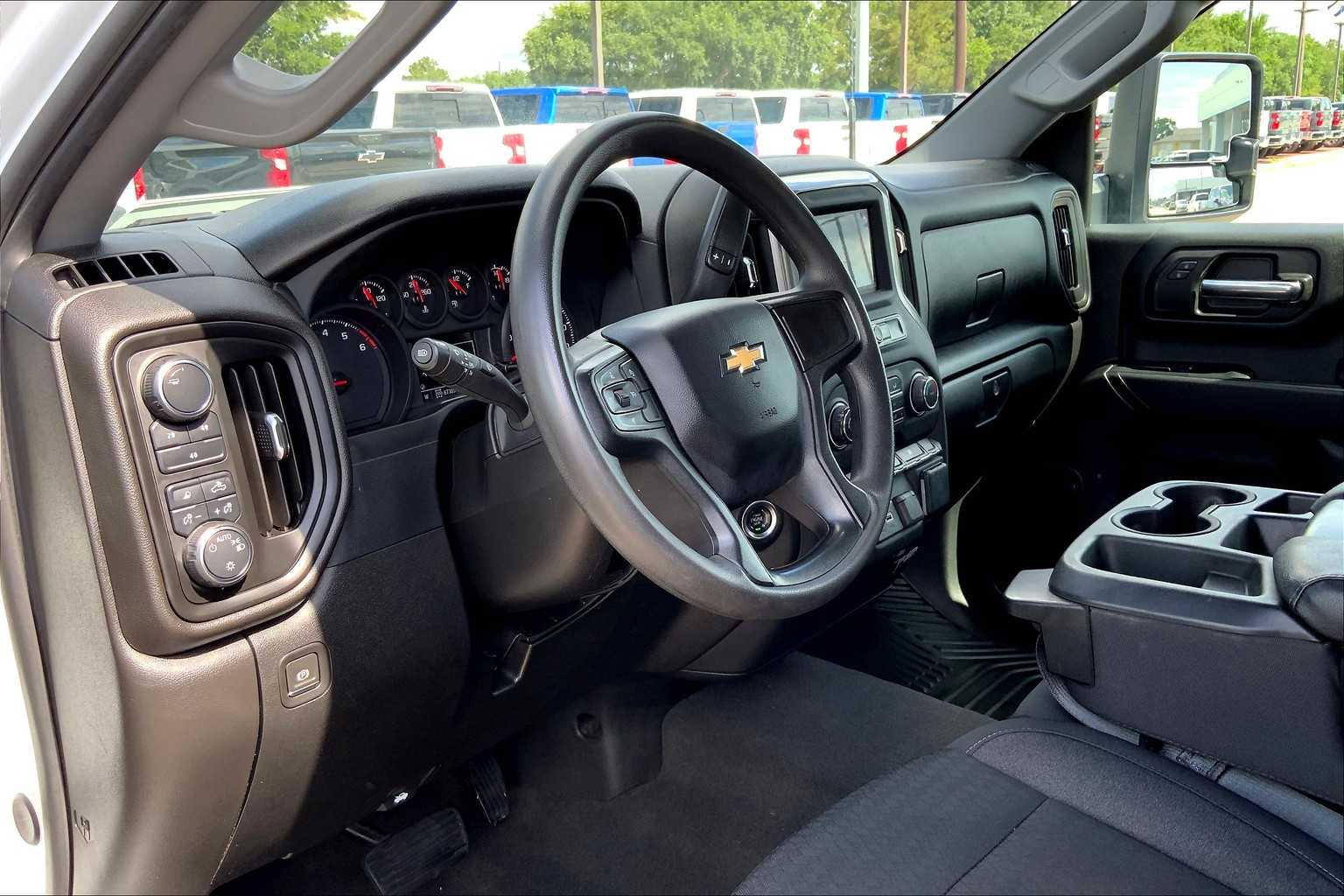 2024 Chevrolet Silverado 2500HD Custom photo 5