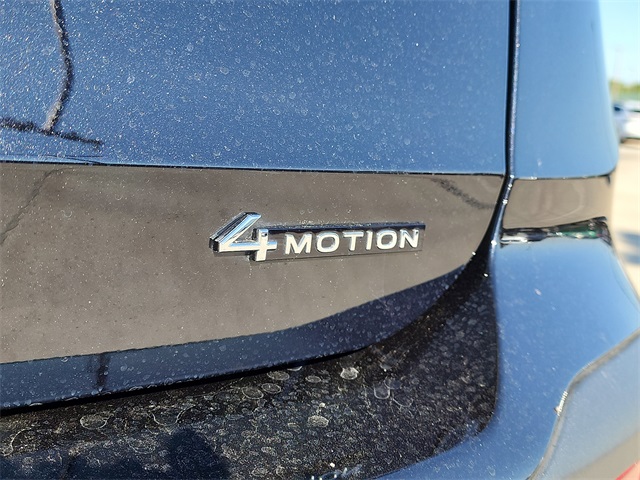 2025 Volkswagen Taos SE photo 4
