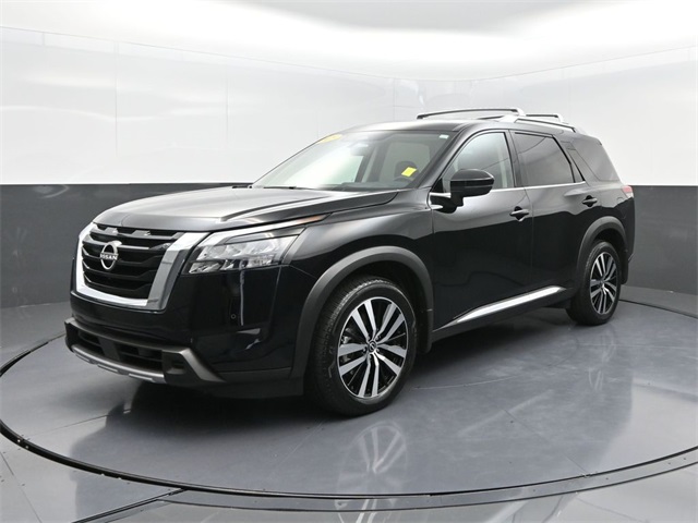 2025 Nissan Pathfinder Platinum photo 2