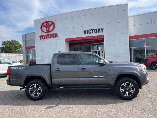 2017 Toyota Tacoma TRD Sport photo 3