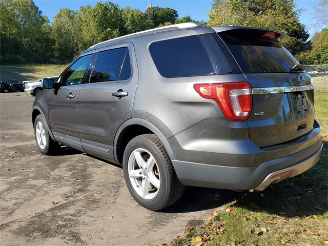 2016 Ford Explorer XLT photo 2