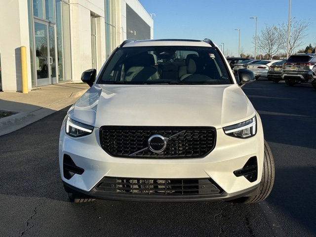 2024 Volvo XC40 Core photo 2