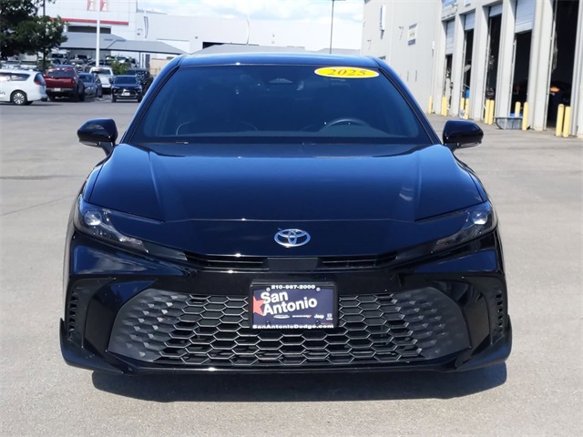 2025 Toyota Camry SE photo 3
