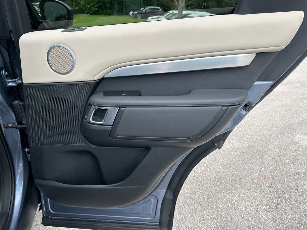 2020 Land Rover Discovery Landmark photo 39