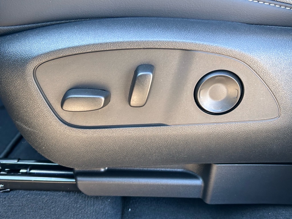 2025 Chevrolet Silverado EV LT photo 9