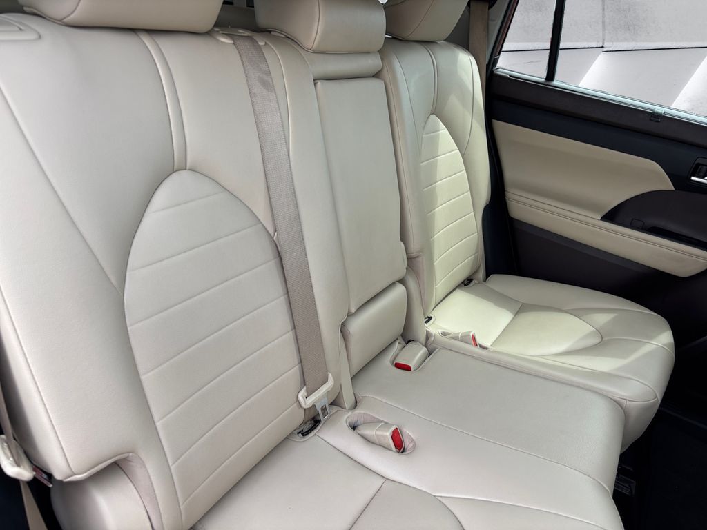 2021 Toyota Highlander XLE photo 14