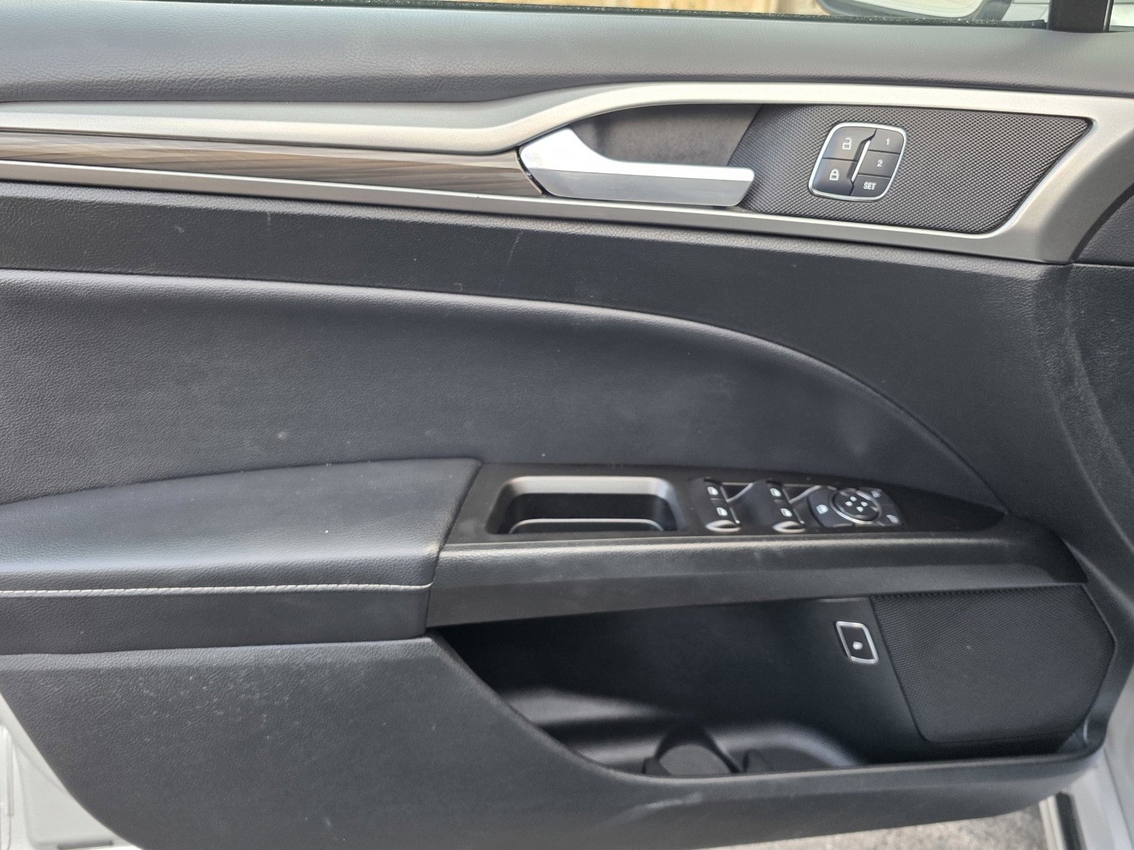 2017 Ford Fusion Energi SE photo 20