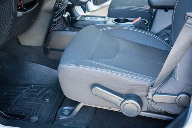 2015 Jeep Wrangler Unlimited Rubicon photo 14