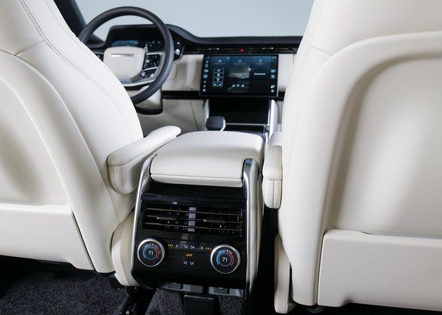 2025 Land Rover Range Rover SE photo 16