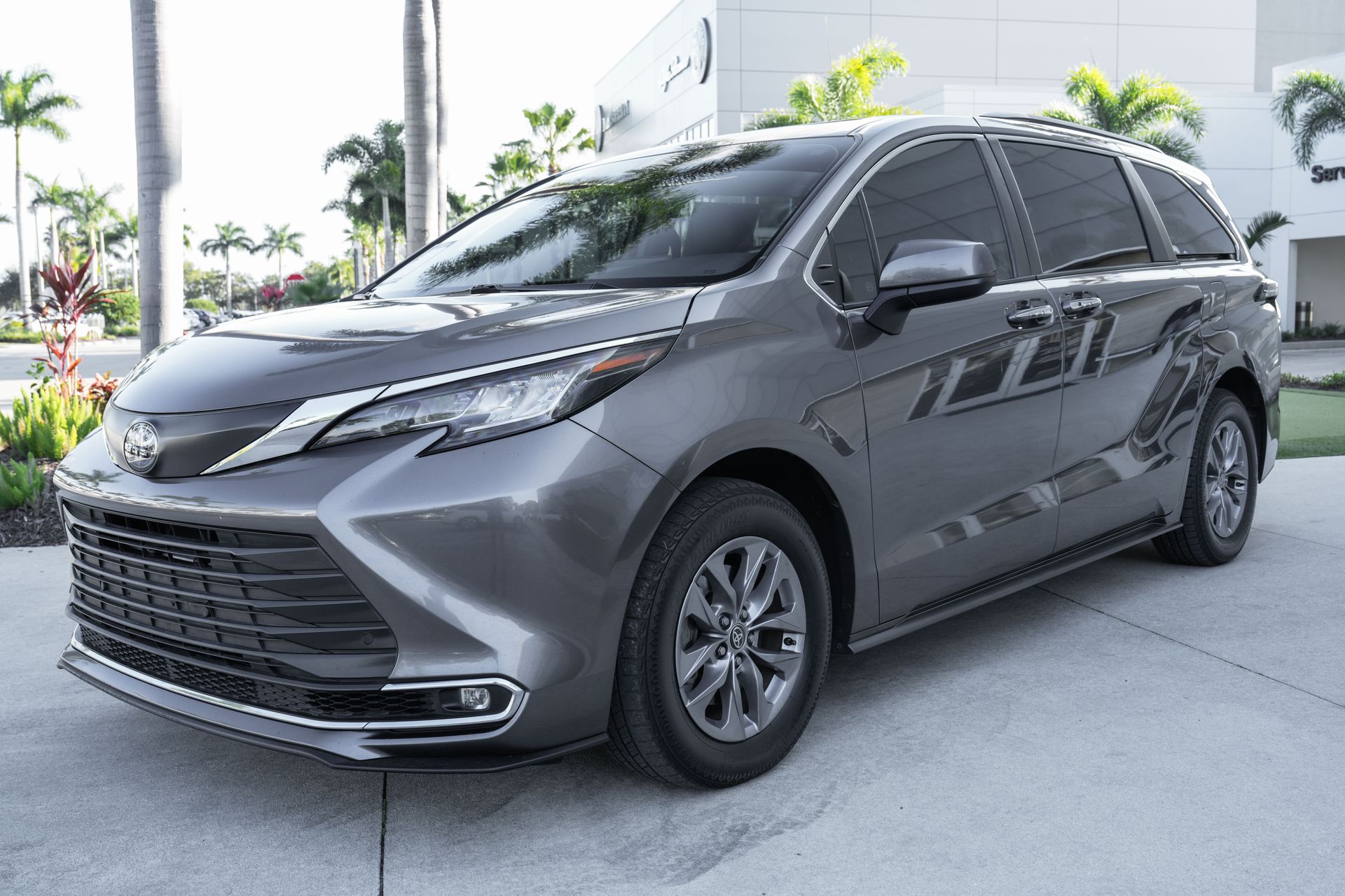 2023 Toyota Sienna XLE photo 3