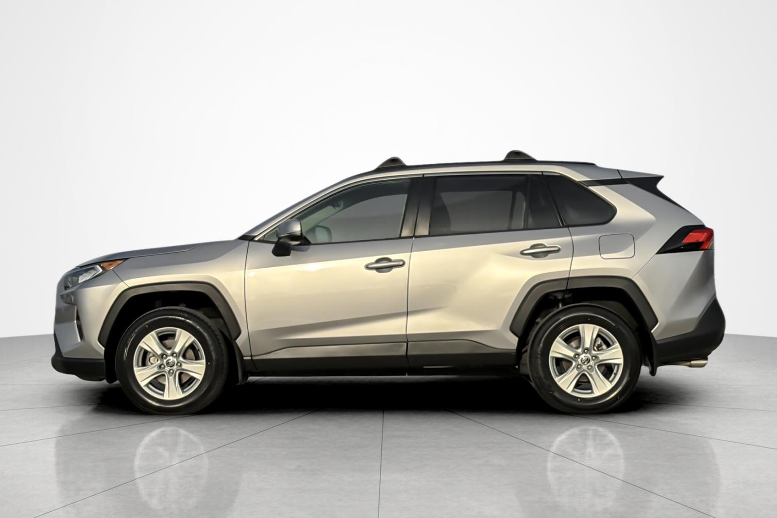 2021 Toyota RAV4 XLE photo 2