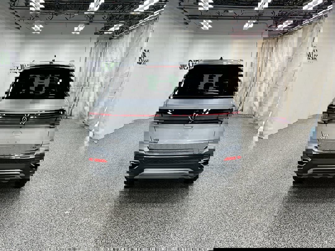 2025 Volkswagen Taos SE photo 4