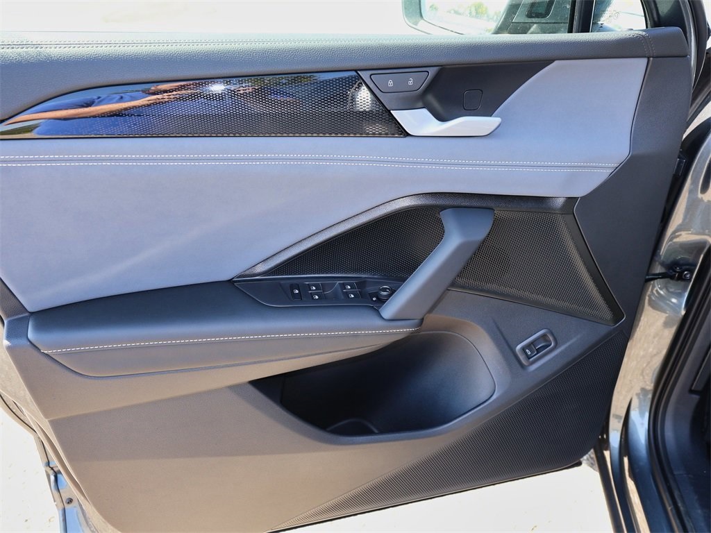 2025 Volkswagen Tiguan SE photo 12