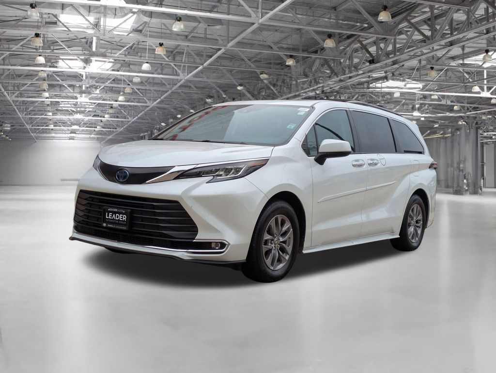 2022 Toyota Sienna XLE photo 3
