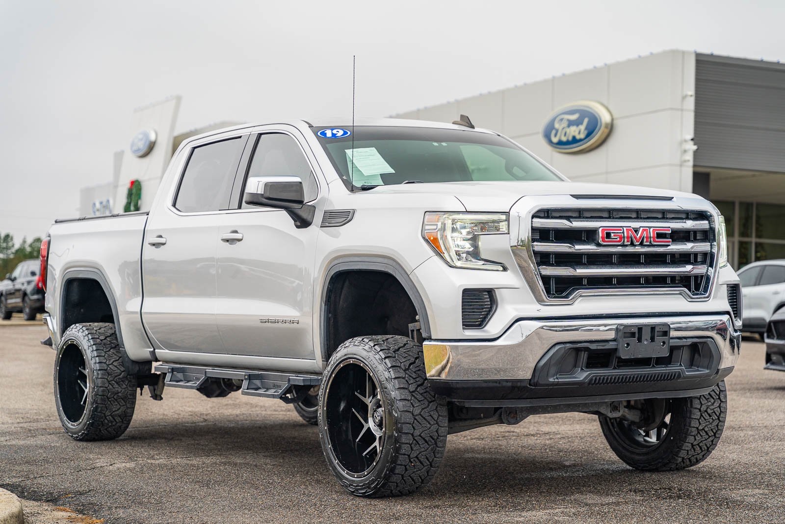2019 GMC Sierra 1500 SLE's photo