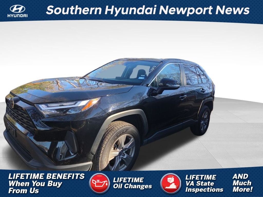 2024 Toyota RAV4 XLE's photo