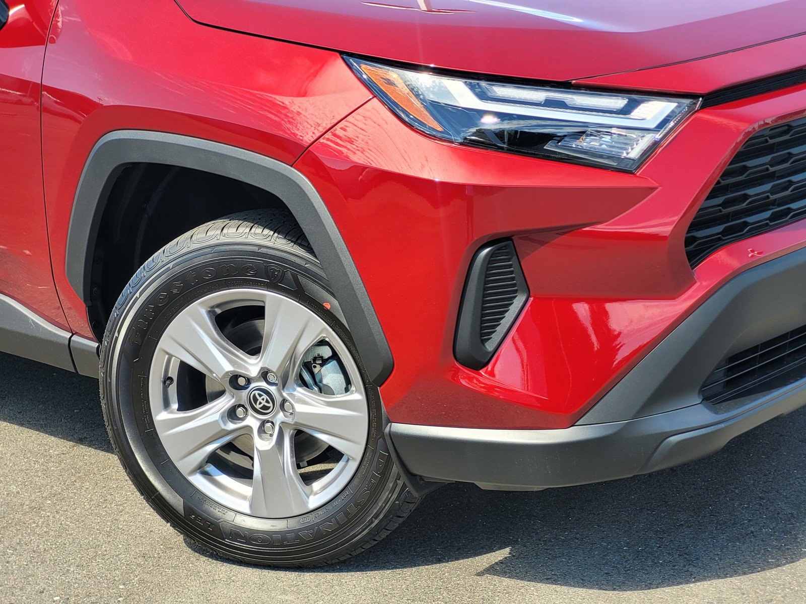 2025 Toyota RAV4 XLE photo 4