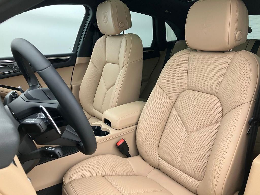 2025 Porsche Macan T photo 5