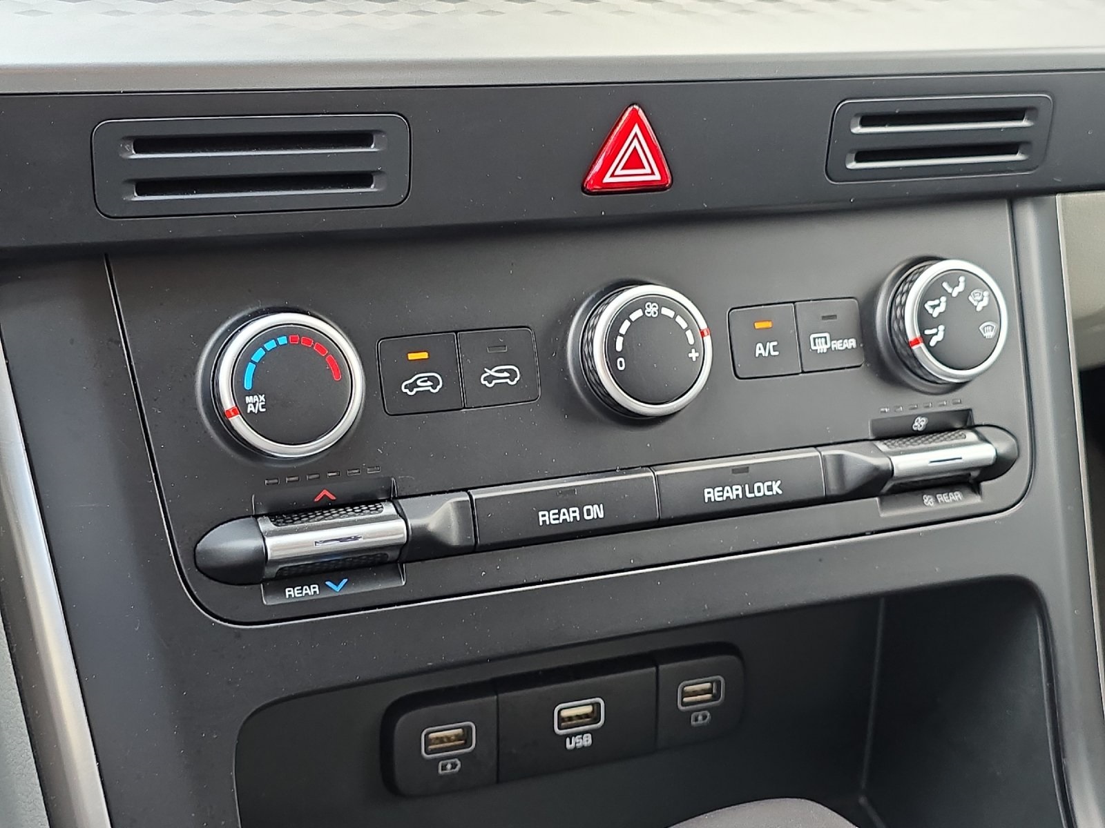 2024 Kia Carnival LX photo 17