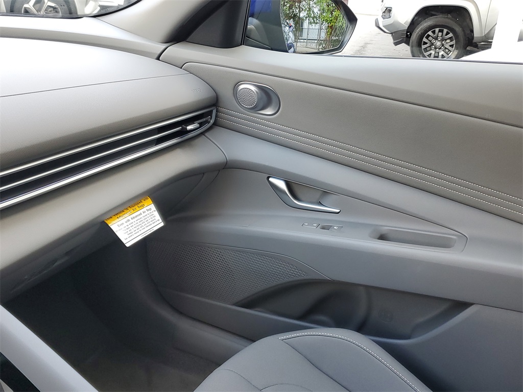 2025 Hyundai Elantra SEL Convenience photo 18