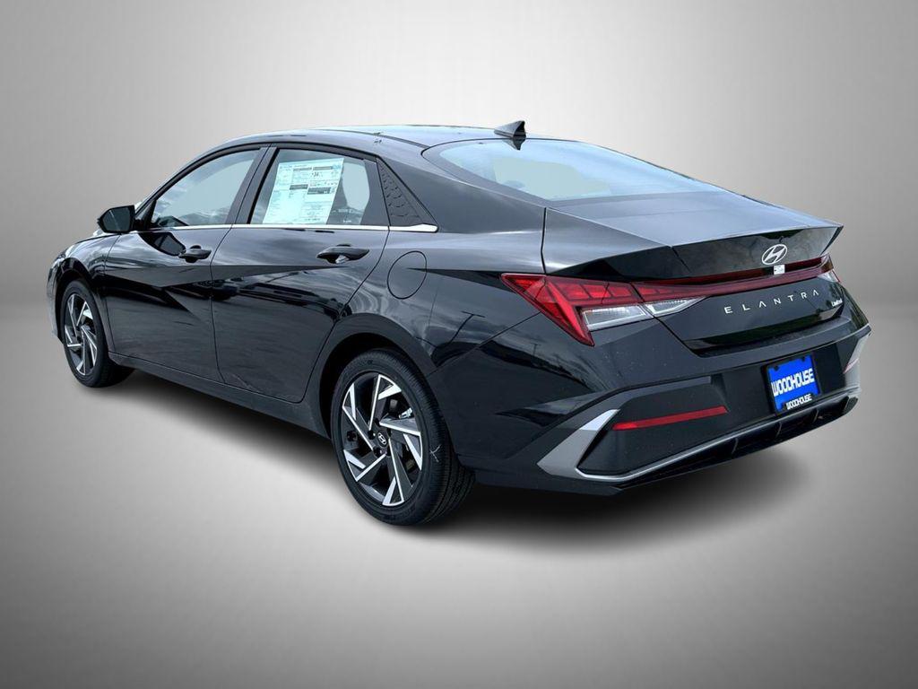 2025 Hyundai Elantra Limited photo 7