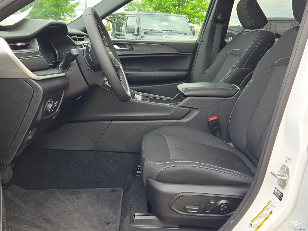 2024 Jeep Grand Cherokee Laredo photo 25