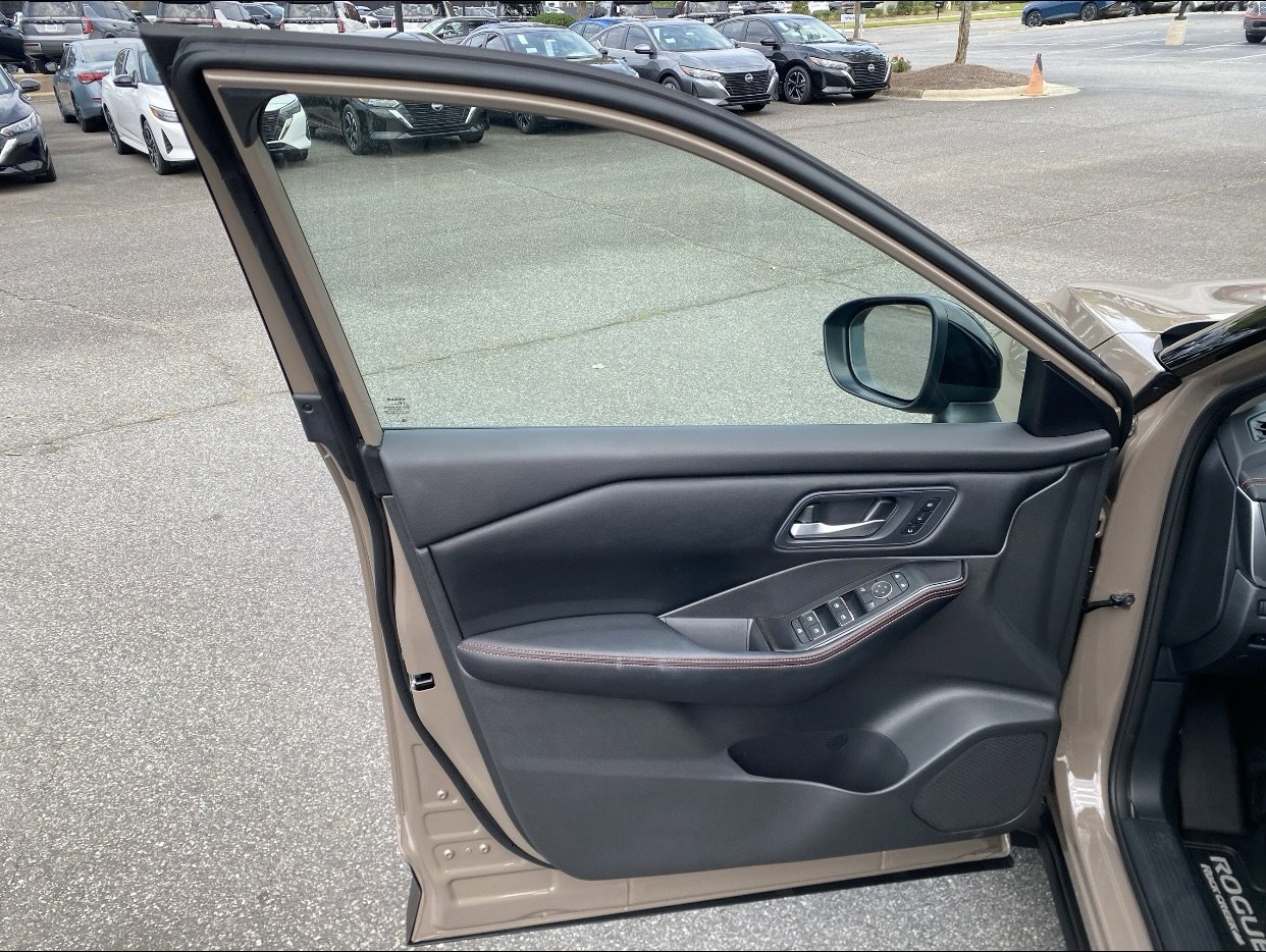 2025 Nissan Rogue SV photo 13