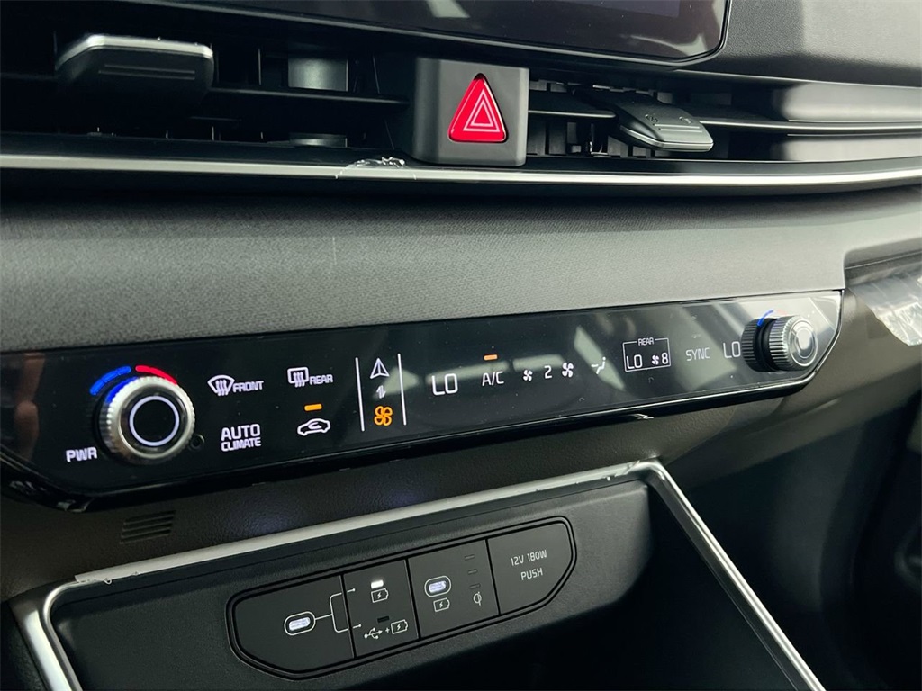 2026 Kia Carnival LX photo 22