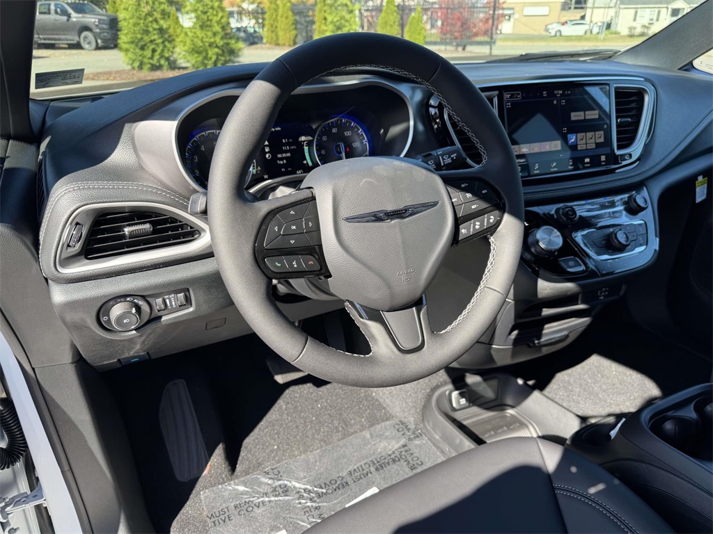 2026 Chrysler Pacifica photo 2