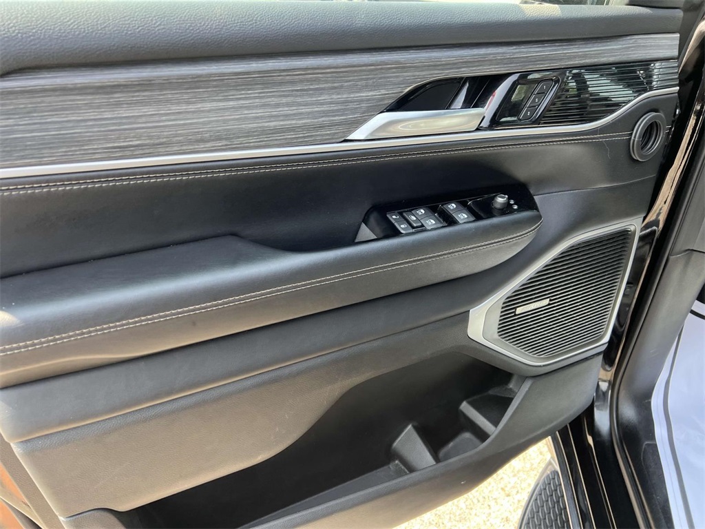 2024 Jeep Wagoneer L Series II photo 13