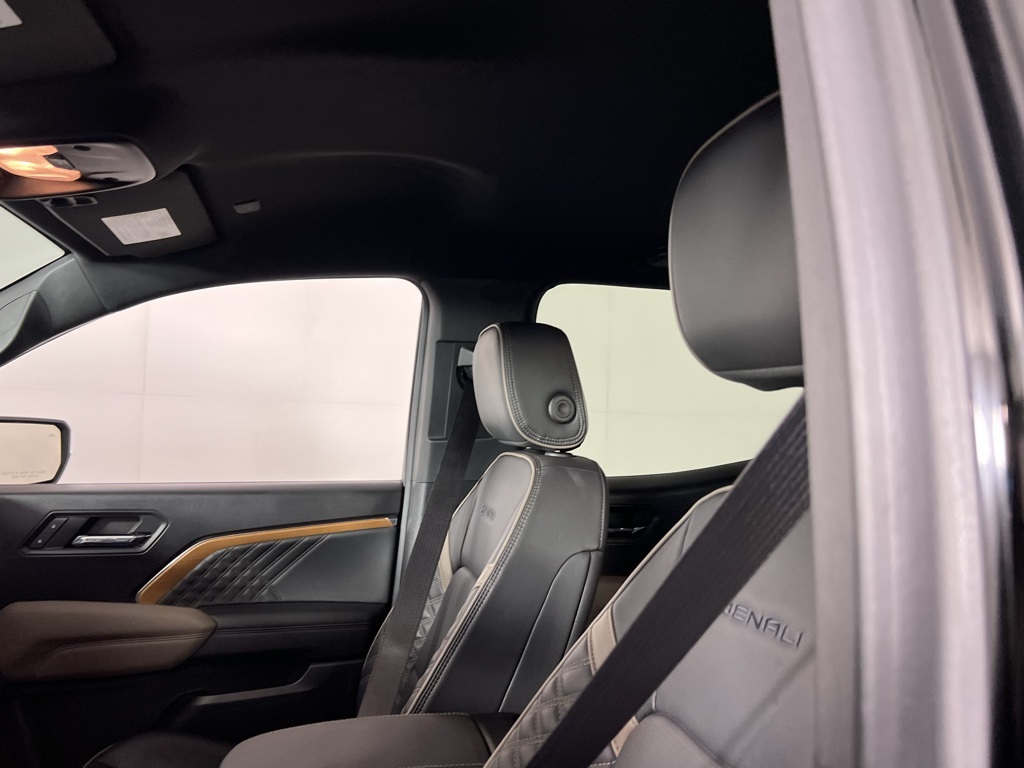 2023 Gmc Canyon Denali photo 18