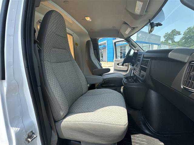 2024 Chevrolet Express Cutaway 3500 photo 17