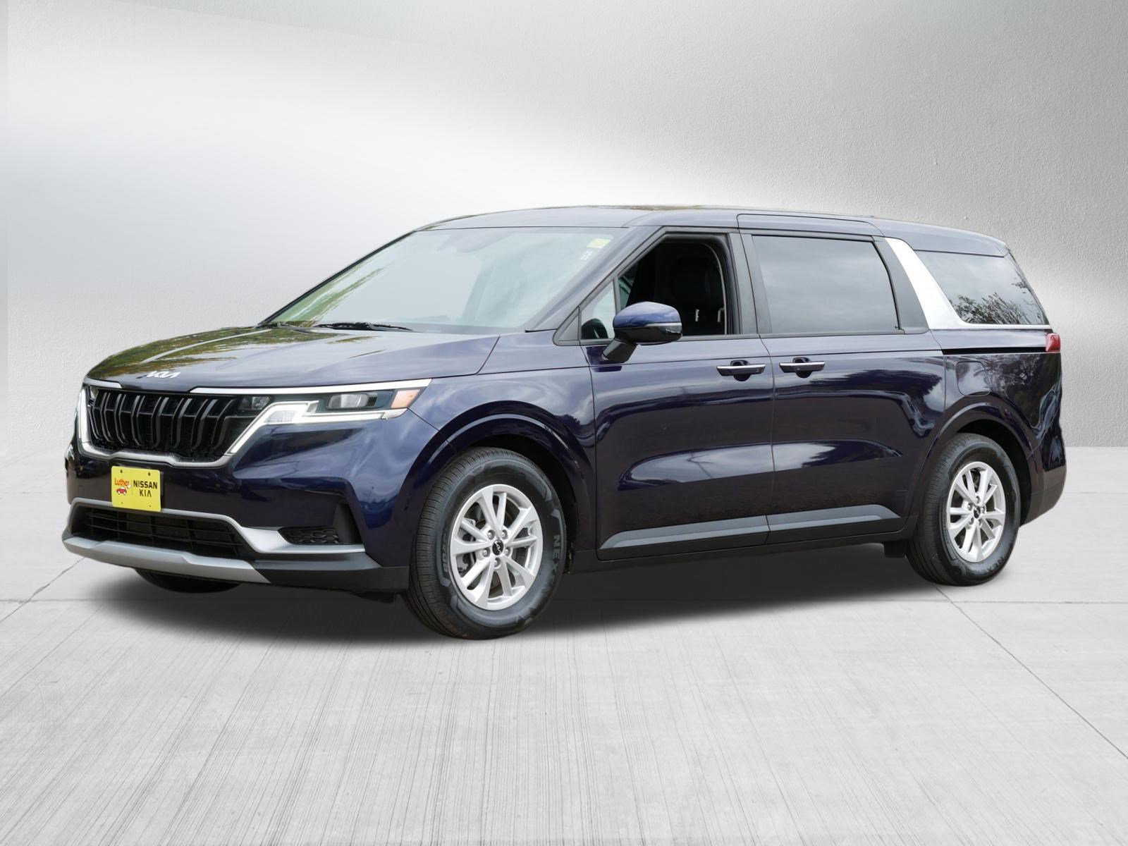 2024 Kia Carnival LX photo 3