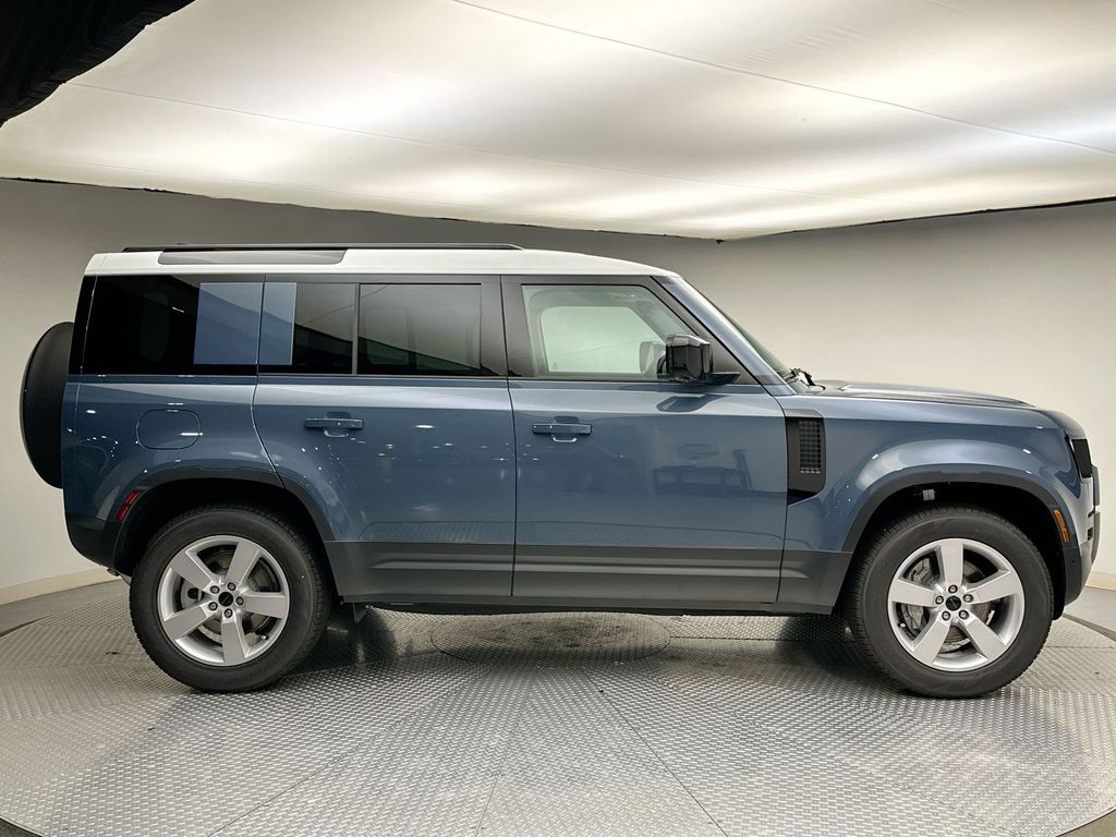 2026 Land Rover Defender 110 photo 3