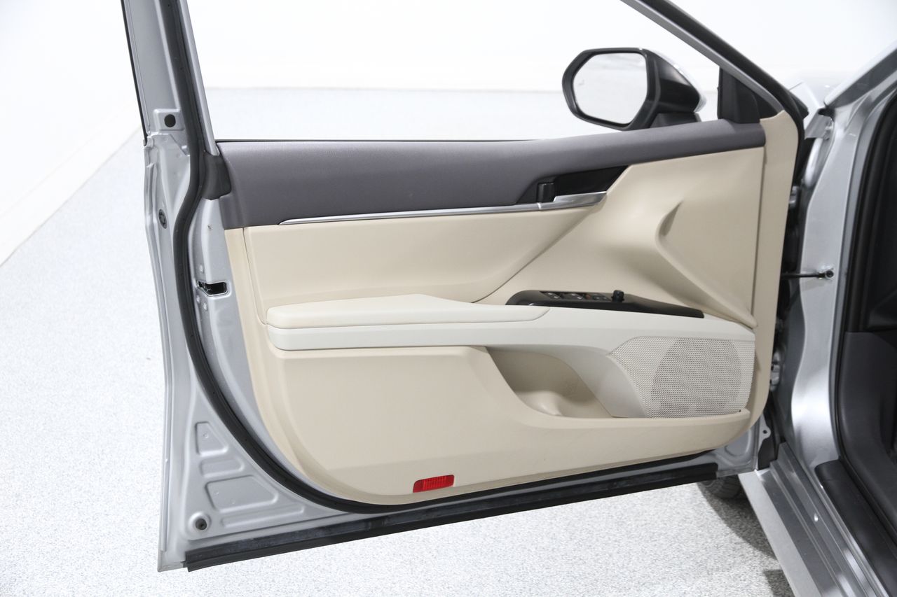 2020 Toyota Camry Hybrid LE photo 4