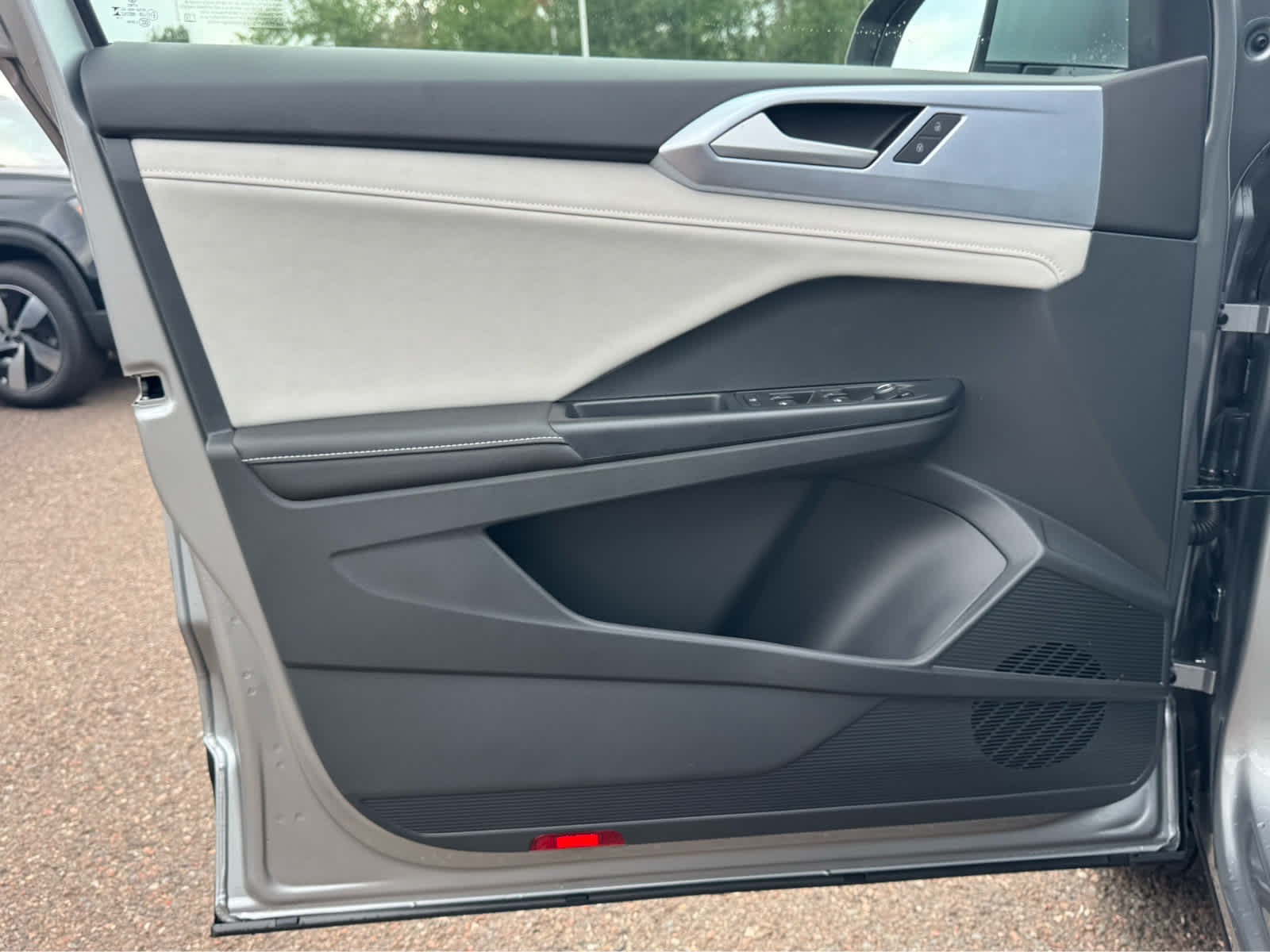 2025 Volkswagen Taos SE photo 8