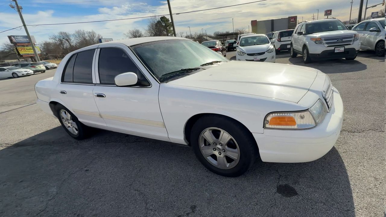 2011 Ford Crown Victoria LX's photo