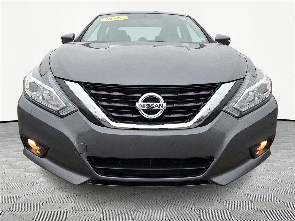 Used 2017 Nissan Altima SV with VIN 1N4AL3AP6HC487312 for sale in Saint Albans City, VT