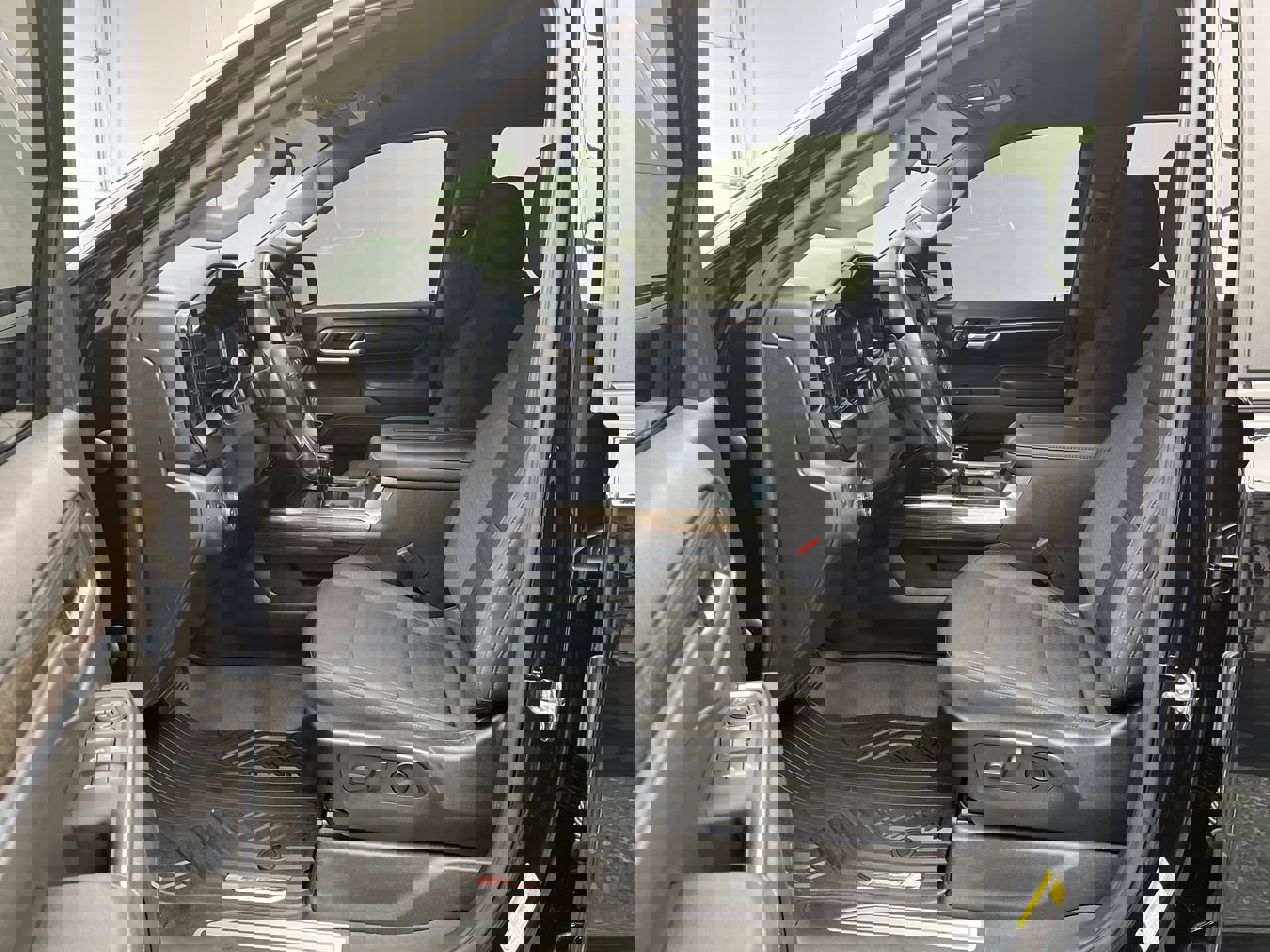 2022 Chevrolet Silverado 1500 LT photo 3