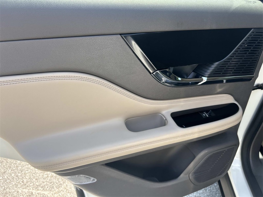 2022 Lincoln Corsair Standard photo 22